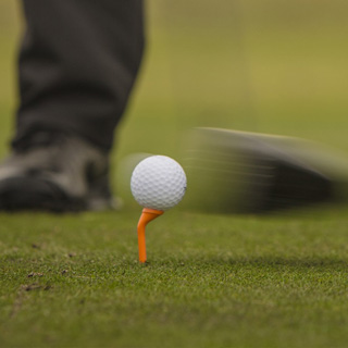 Driver och boll på Golf Joy Tee med lutningen 10,5 grader inritad